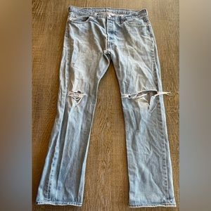 MID WASH LEVI JEANS